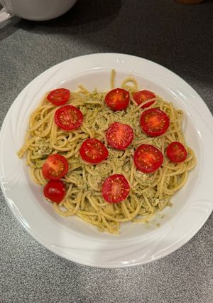 Una foto de Spaghettis de pesto y tomates cherry