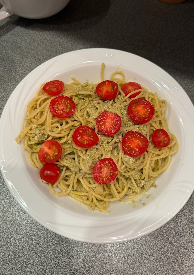 Una foto de Spaghettis de pesto y tomates cherry