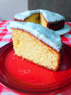 Foto principal de Bizcocho nevado de coco con glaseado de yogurt de caña de azúcar