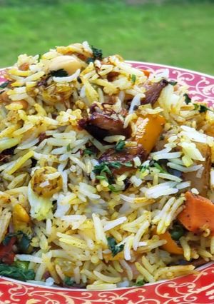 હૈદરાબાદી વેજીટેબલ દમ બિરીયાની (Hyderabadi Vegetable Dum Biryani recipe in Gujarati) રેસીપી મુખ્ય ફોટો