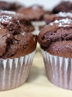 Una foto de Magdalenas de chocolate esponjosas y con copete