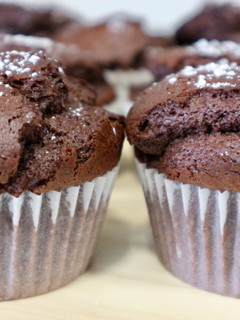 Una foto de Magdalenas de chocolate esponjosas y con copete
