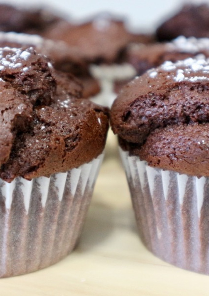 Una foto de Magdalenas de chocolate esponjosas y con copete