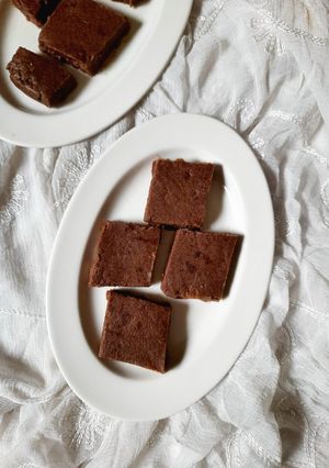 ઘઉં અને રાગી ની સુખડી (Wheat Raagi Sukhdi Recipe In Gujarati) રેસીપી મુખ્ય ફોટો