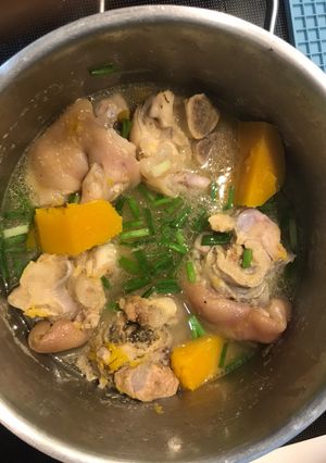Hình của món Canh giò heo bí đỏ.