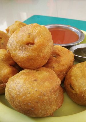 બટાકા વડા (Batata Vada Recipe In Gujarati) રેસીપી મુખ્ય ફોટો