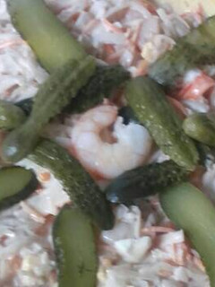 Una foto de Ensalada de col, zanahoria, palitos de cangrejo y gambas