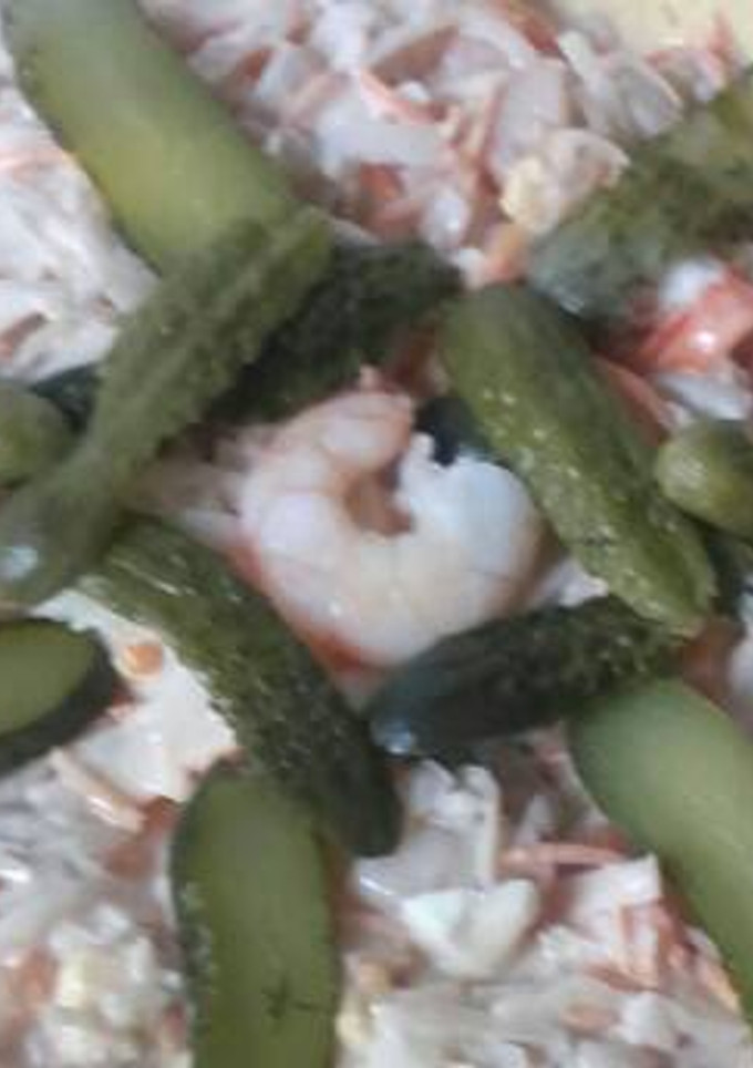 Una foto de Ensalada de col, zanahoria, palitos de cangrejo y gambas
