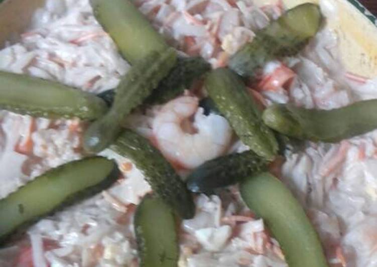 Ensalada de col, zanahoria, palitos de cangrejo y gambas