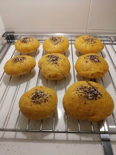 Una foto de Pan de hamburguesa de curry y cúrcuma