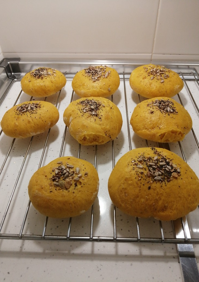 Una foto de Pan de hamburguesa de curry y cúrcuma