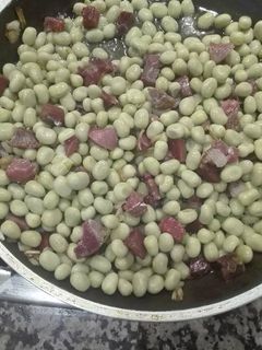Una foto de Salteado de habitas tiernas con jamon