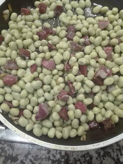 Una foto de Salteado de habitas tiernas con jamon