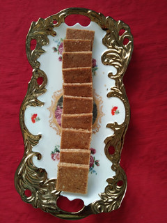 लोणावळा शेंगदाणा चिक्की (shengdana chikki recipe in marathi) रेसिपी चे मुख्य फोटो