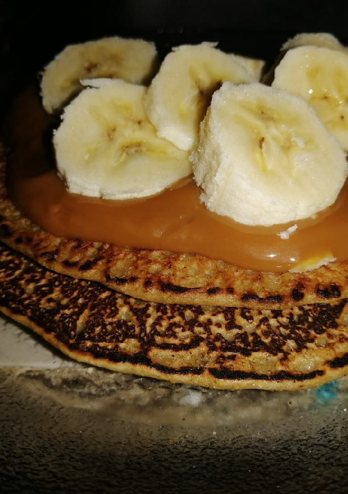 Una foto de Hot cakes de harina de Avena con pasas de uva