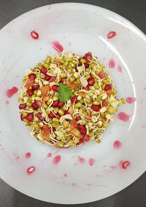 A picture of Mung bean sprouts salad.