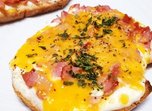 Une photo de Bruschettas jambon cheddar