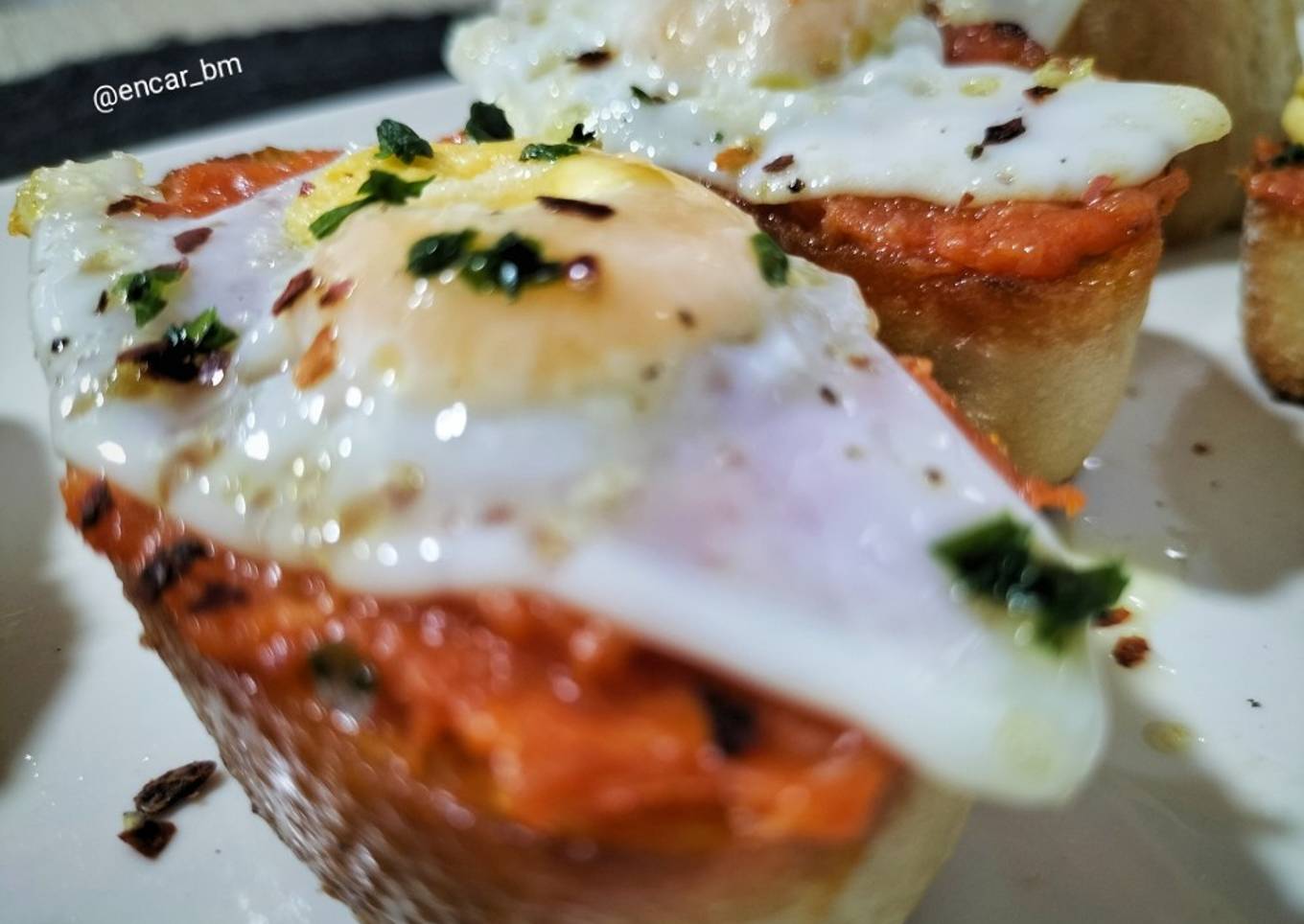 Montadito de sobrasada y huevo de codorniz