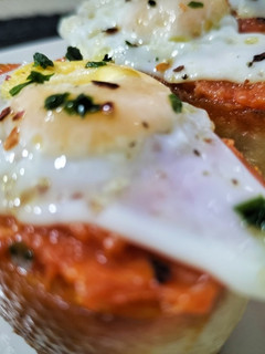 Una foto de Montadito de sobrasada y huevo de codorniz
