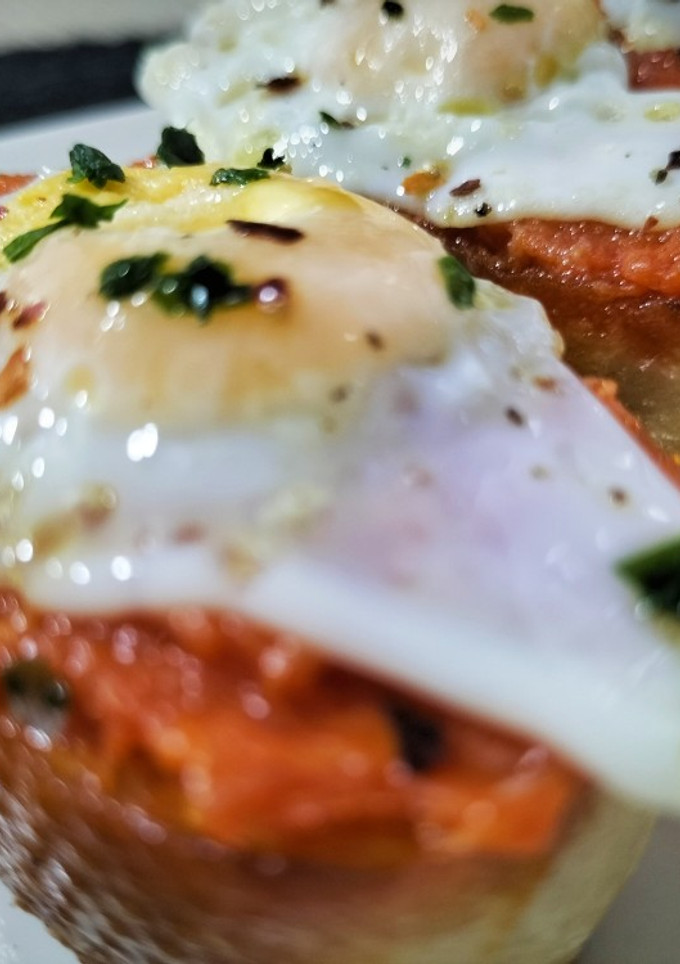 Una foto de Montadito de sobrasada y huevo de codorniz