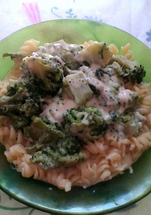 Una foto de Fideos tirabuzón con brócoli a la crema