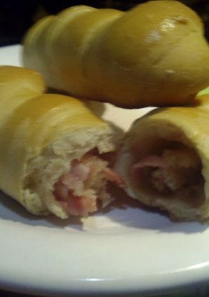 Una foto de Pan de Leche y Parmesano Relleno de Tocineta y Jamón