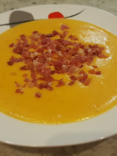 Una foto de Crema de calabacín al cheddar con un toque de jengibre