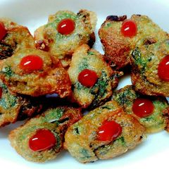 A picture of Cheesy palak fritters.