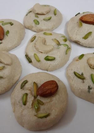 A picture of Doodh main sooji ka halwa😋.