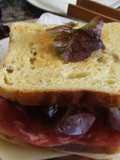 Sándwiches triples de pan de maíz con jamón curado de pavo
