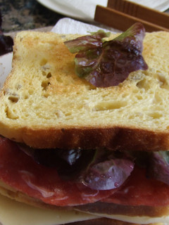 Una foto de Sándwiches triples de pan de maíz con jamón curado de pavo