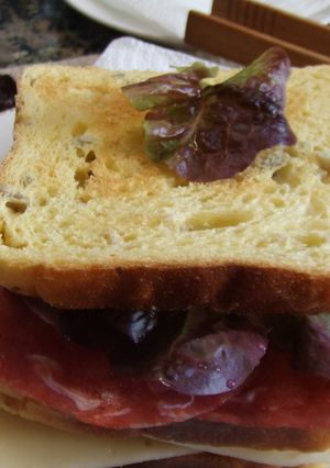Una foto de Sándwiches triples de pan de maíz con jamón curado de pavo