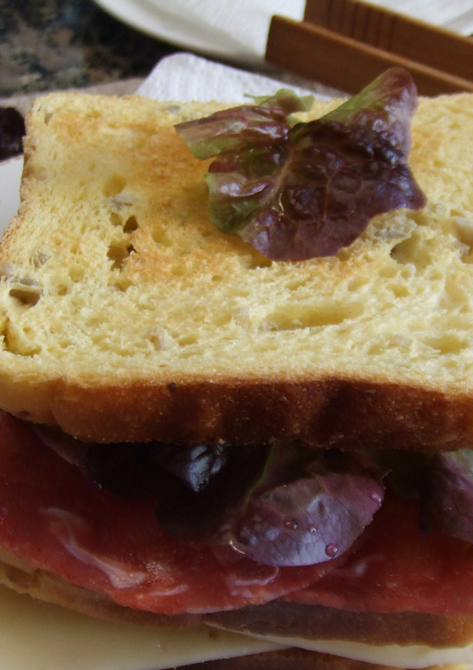 Una foto de Sándwiches triples de pan de maíz con jamón curado de pavo