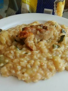 Una foto de Arroz cremoso de calabacín y pollo (receta fácil)