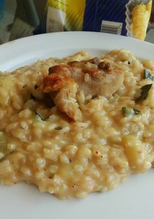 Foto principal de Arroz cremoso de calabacín y pollo (receta fácil)