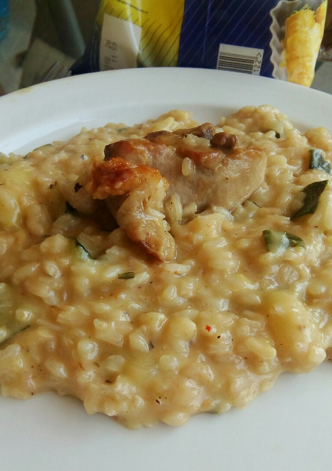 Una foto de Arroz cremoso de calabacín y pollo (receta fácil)