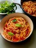 Spagetti friss bazsalikomos paradicsommal