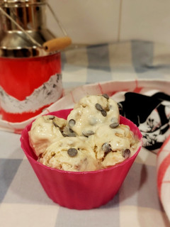 Una foto de Helado de plátano con nueces y chips de chocolate
