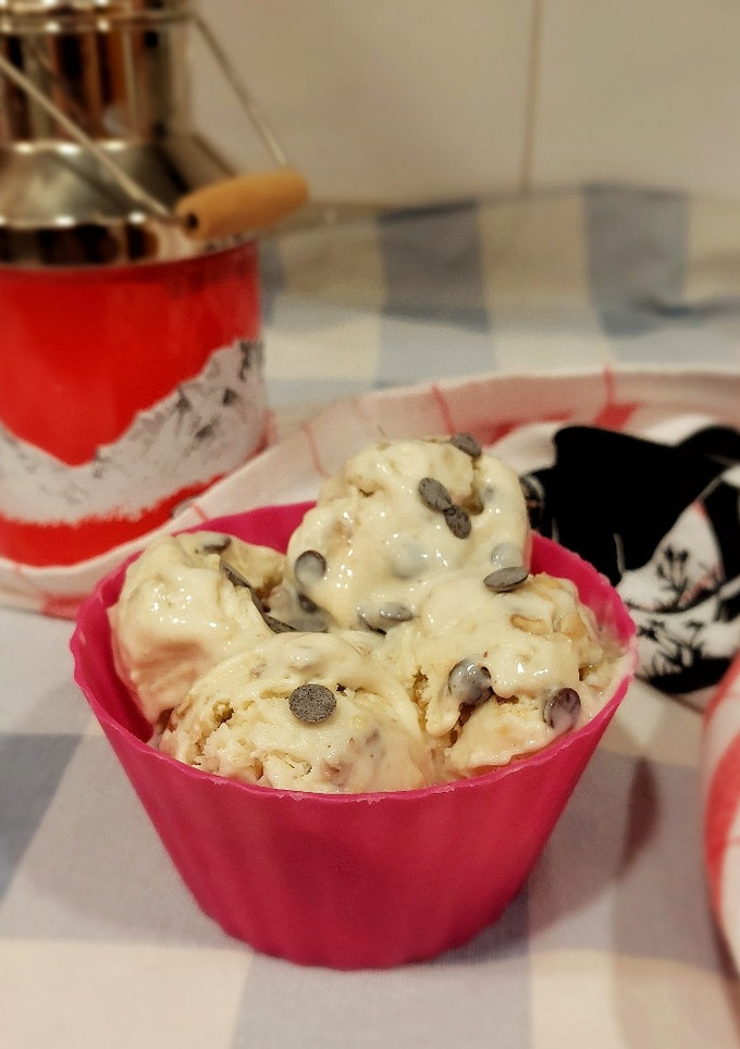 Una foto de Helado de plátano con nueces y chips de chocolate