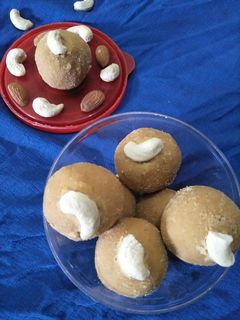 दानेदार बेसन लड्डू (Danedar besan ladoo recipe in hindi) रेसिपी मुख्य फोटो