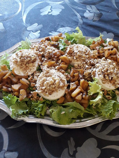 Foto de Queijo fresco,nozes e maçã caramelizada em cama de salada