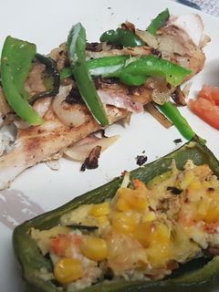 Una foto de Bife de merluza con vegetales