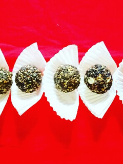 काळ्या तीळाचे लाडू (kadya tidache ladoo recipe in marathi) रेसिपी चे मुख्य फोटो