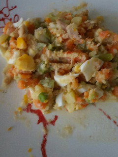 Una foto de Ensaladilla con huevo, atún y olivas