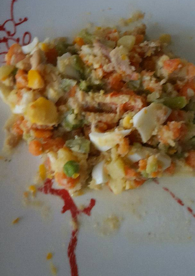 Una foto de Ensaladilla con huevo, atún y olivas