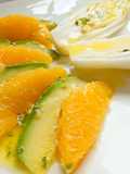 Aguacates y naranjas en ensalada