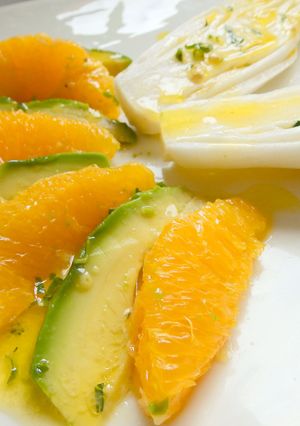 Una foto de Aguacates y naranjas en ensalada