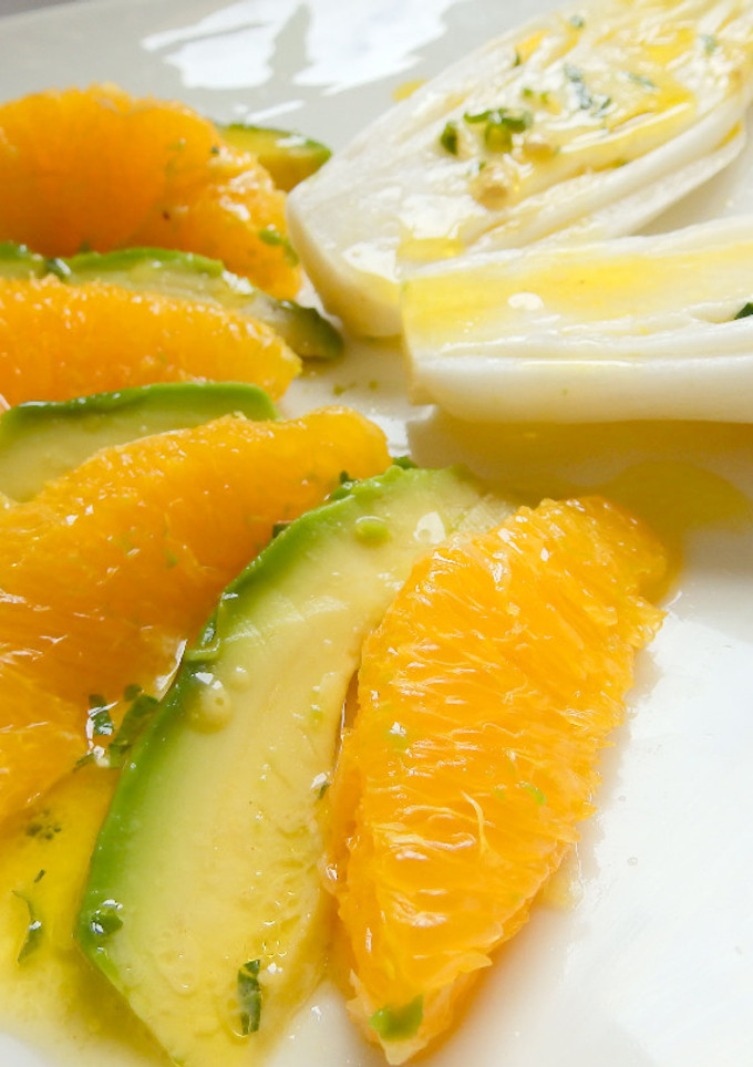 Una foto de Aguacates y naranjas en ensalada