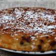 Delicioso pastel de peras, plátanos y chocolate sin horno