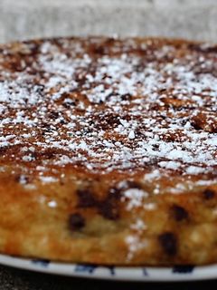 Una foto de Delicioso pastel de peras, plátanos y chocolate sin horno